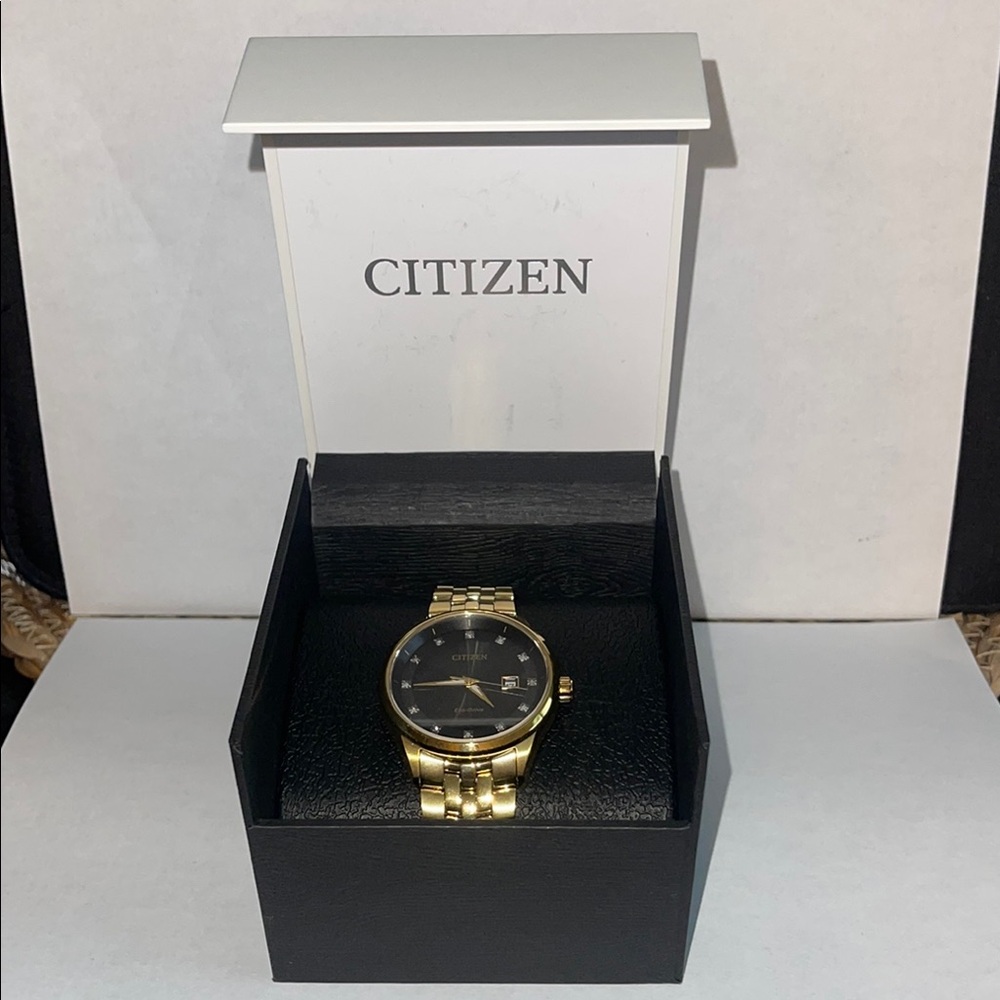 Citizen Gold and Black Watch Elegant Timepiece